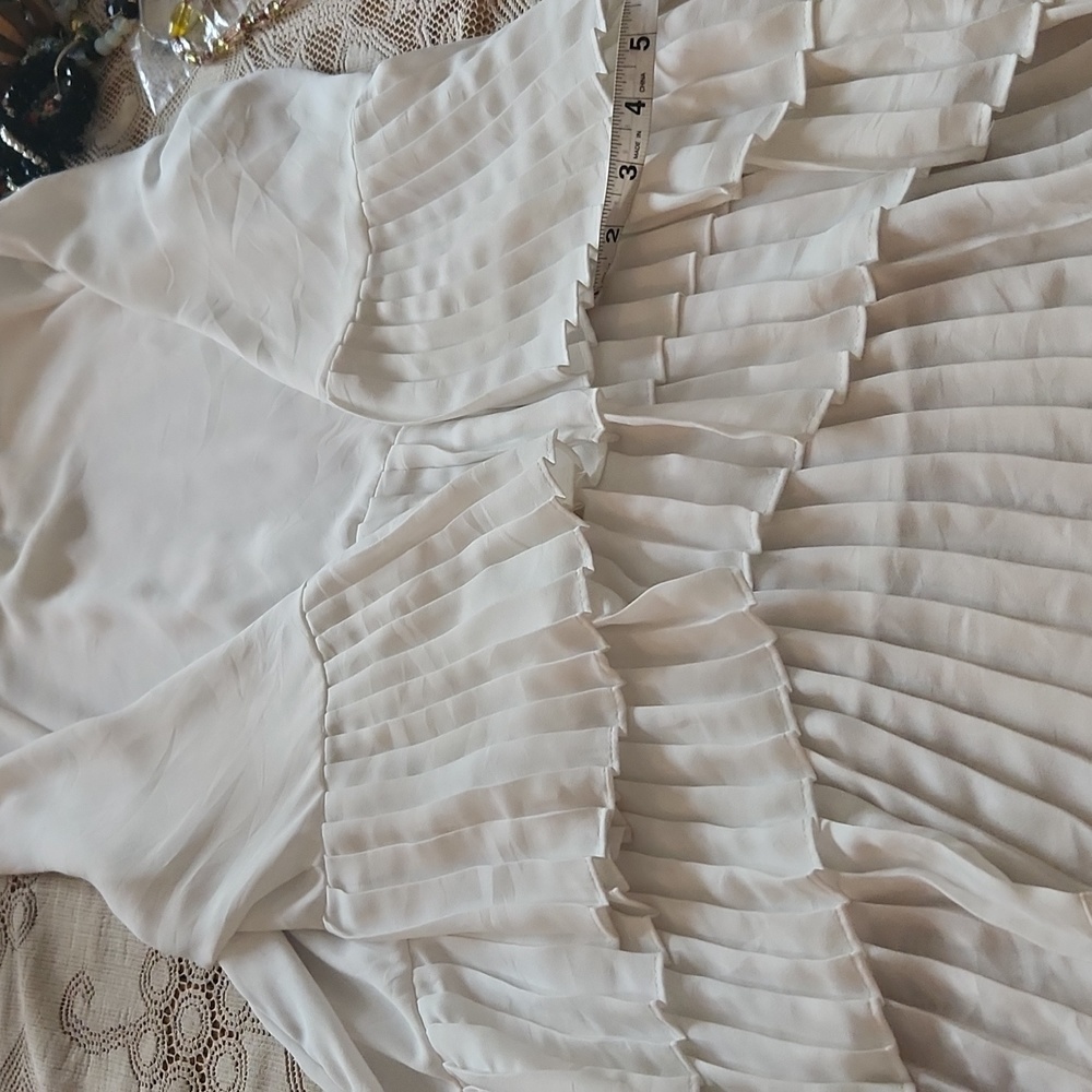 Simply Vera Wang, Excellent condition,  Women's Top,  Cream, ruffled sleeves, Lg - Picture 9 of 9